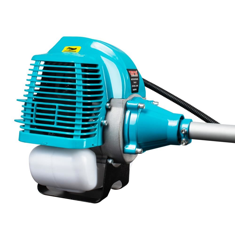 Tatta TM430 bozótvágó, 43 cm³, 3,4 LE, motorfordulatszám terhelés alatt 9000 ford./perc, alapjárati fordulatszám 3000 ford./perc, üzemanyagtartály 1200 ml, 1500 mm